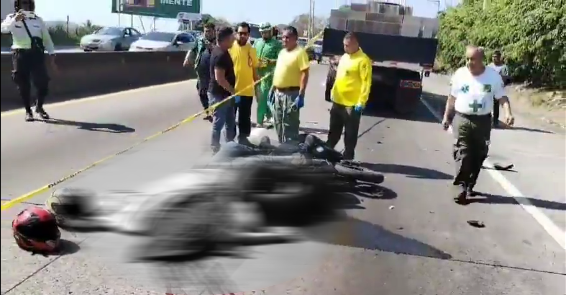 Un hombre y una mujer fallecieron tras impactar su motocicleta contra un camión en la zona de La Gloria, San Salvador. Comandos de Salvamento confirmó el deceso en el lugar. Foto: Comandos de Salvamento.