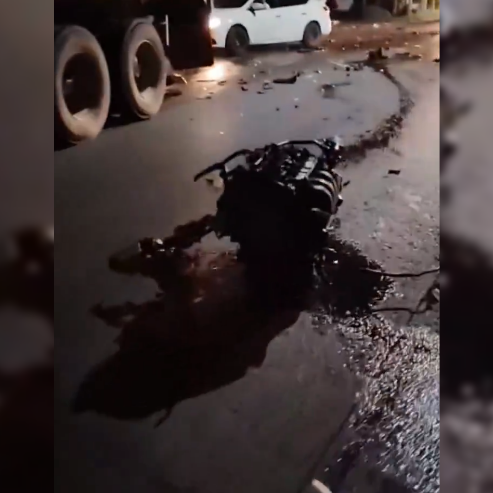 Un aparatoso accidente en San Miguel entre una rastra y dos sedanes dejó un motor sobre el pavimento y fuerte congestión en el puente Luis de Moscoso. Las autoridades investigan las causas. Foto: Cortesía.