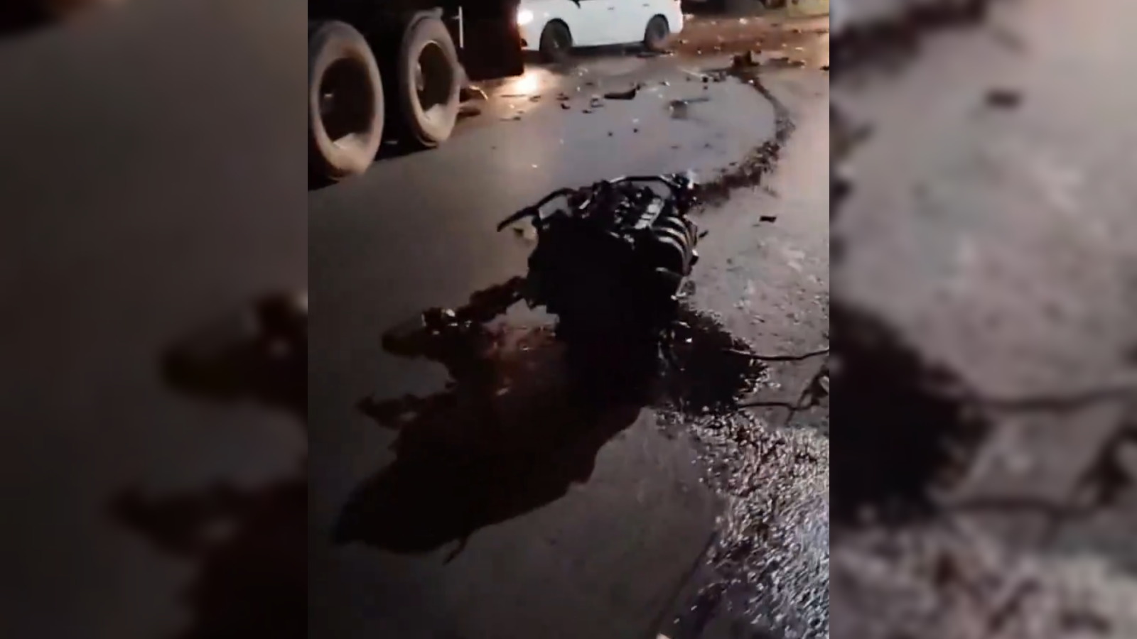 Un aparatoso accidente en San Miguel entre una rastra y dos sedanes dejó un motor sobre el pavimento y fuerte congestión en el puente Luis de Moscoso. Las autoridades investigan las causas. Foto: Cortesía.