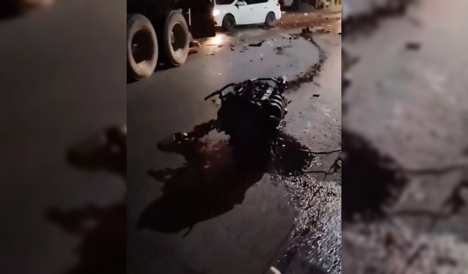 Un aparatoso accidente en San Miguel entre una rastra y dos sedanes dejó un motor sobre el pavimento y fuerte congestión en el puente Luis de Moscoso. Las autoridades investigan las causas. Foto: Cortesía.