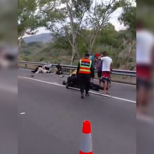 Un grave accidente en la "subida" de El Congo, hacia Santa Ana, dejó un fallecido y varios heridos. Un microbús impactó contra la parte trasera de un camión en la Carretera Panamericana. Foto: Cortesía.
