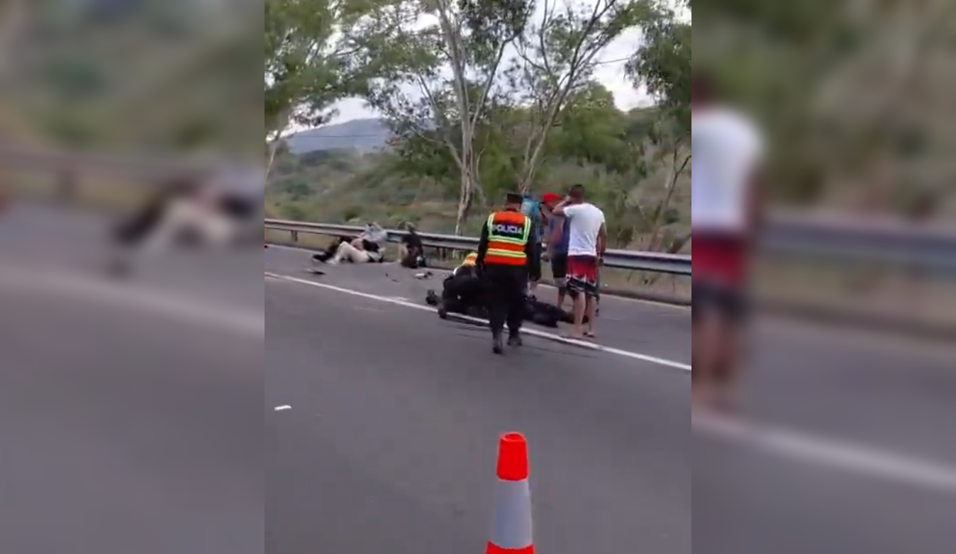 Un grave accidente en la "subida" de El Congo, hacia Santa Ana, dejó un fallecido y varios heridos. Un microbús impactó contra la parte trasera de un camión en la Carretera Panamericana. Foto: Cortesía.