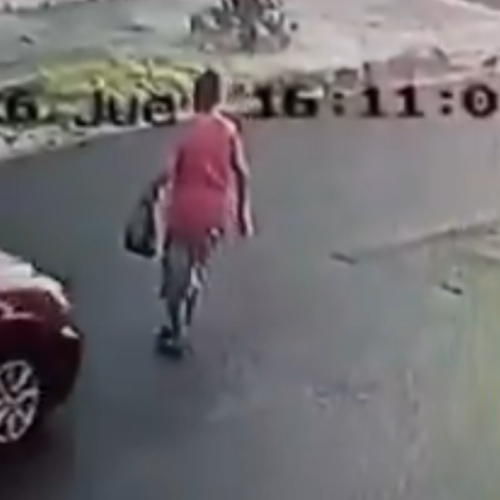 Un conductor a bordo de un sedán rojo, placas P 769-904, atropelló a una anciana en la calle Madrid, San Salvador, y huyó del lugar. La víctima está en estado grave. ¡Ayuda a encontrarlo! Foto: Cortesía.