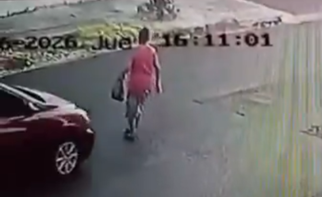 Un conductor a bordo de un sedán rojo, placas P 769-904, atropelló a una anciana en la calle Madrid, San Salvador, y huyó del lugar. La víctima está en estado grave. ¡Ayuda a encontrarlo! Foto: Cortesía.