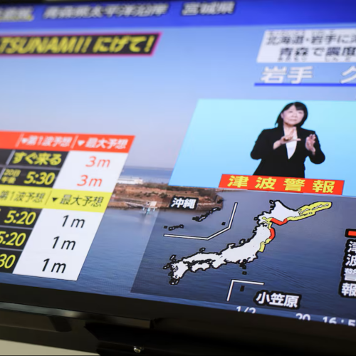 A television screen displays a news report about a tsunami warning issued by the Japan Meteorological Agency, stating that waves up to 3 meters high could impact extensive coastal areas in the north of the country, following a preliminary magnitude 7.4 earthquake off the northeast coast. The scene was captured in Tokyo, Japan, on April 20, 2026. Photo: REUTERS/Issei Kato.
