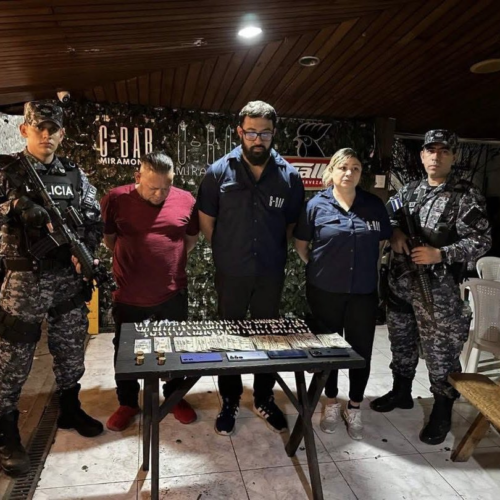 Autoridades de San Salvador capturan a empleado y cliente por posesión de drogas en operativo contra el microtráfico en centros nocturnos. Foto: PNCSV.