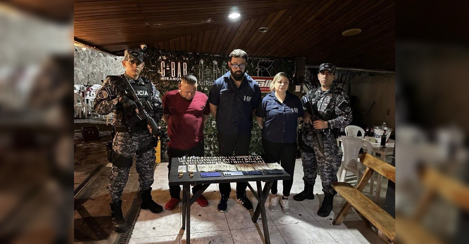 Autoridades de San Salvador capturan a empleado y cliente por posesión de drogas en operativo contra el microtráfico en centros nocturnos. Foto: PNCSV.