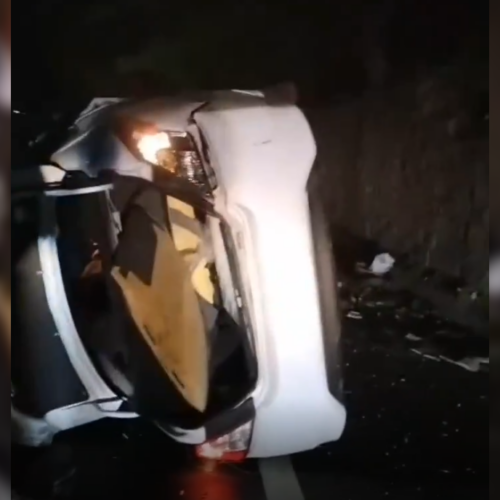 Un vehículo cayó desde el paso a desnivel del cantón La Flor, en San Martín, San Salvador. El conductor, presuntamente ebrio, y sus acompañantes huyeron tras el impacto. Foto: PNCSV.