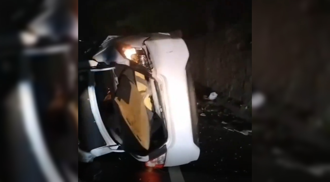 Un vehículo cayó desde el paso a desnivel del cantón La Flor, en San Martín, San Salvador. El conductor, presuntamente ebrio, y sus acompañantes huyeron tras el impacto. Foto: PNCSV.