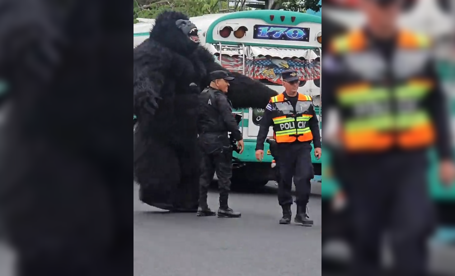 Un video viral muestra a un hombre disfrazado de King Kong dirigiendo el tráfico junto a la PNC en #Sonsonate. ¡Una escena de película que arrasa en redes! Foto: Cortesía.
