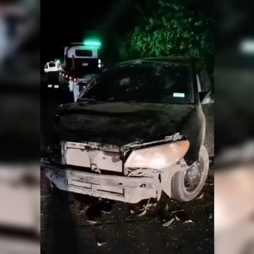 Un vehículo tipo sedán volcó esta madrugada en el Redondel La Cima, San Salvador. Al llegar las autoridades, los ocupantes ya habían huido, dejando el auto obstaculizando la vía. Foto: Cortesía.