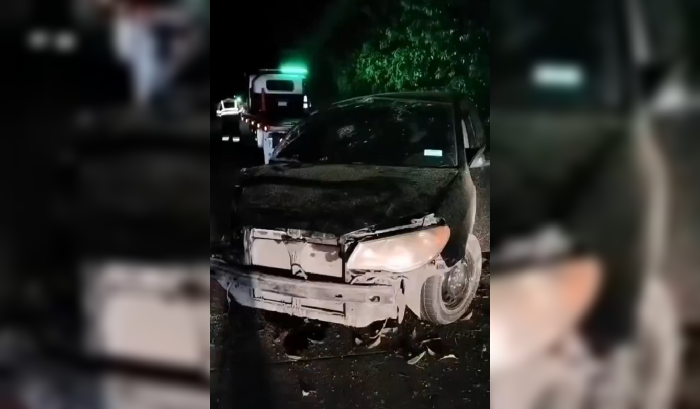 Un vehículo tipo sedán volcó esta madrugada en el Redondel La Cima, San Salvador. Al llegar las autoridades, los ocupantes ya habían huido, dejando el auto obstaculizando la vía. Foto: Cortesía.