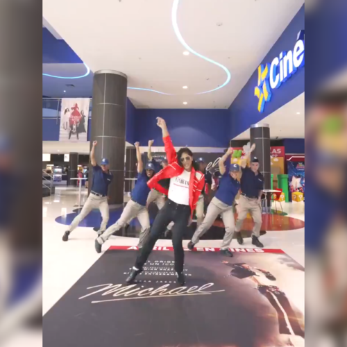 Un video viral de empleados de Cinépolis bailando como Michael Jackson ha conquistado las redes sociales. La creativa promoción celebra el estreno de la película del "Rey del Pop". Foto: Cortesía.