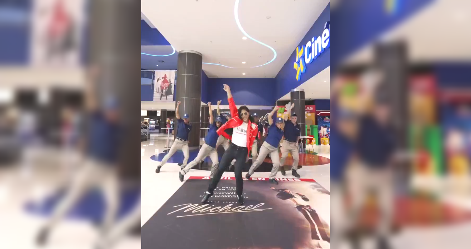 Un video viral de empleados de Cinépolis bailando como Michael Jackson ha conquistado las redes sociales. La creativa promoción celebra el estreno de la película del "Rey del Pop". Foto: Cortesía.