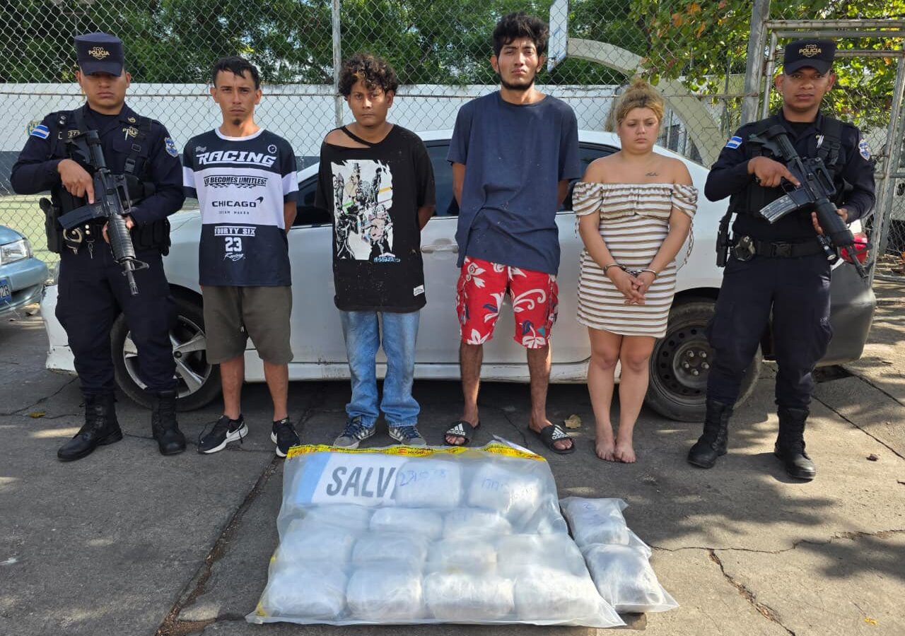 La PNC captura en Usulután a un conductor reportado como desaparecido junto a 3 personas más por tráfico de marihuana y agrupaciones ilícitas en la carretera Litoral. Foto: PNCSV.