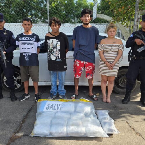 La PNC captura en Usulután a un conductor reportado como desaparecido junto a 3 personas más por tráfico de marihuana y agrupaciones ilícitas en la carretera Litoral. Foto: PNCSV.