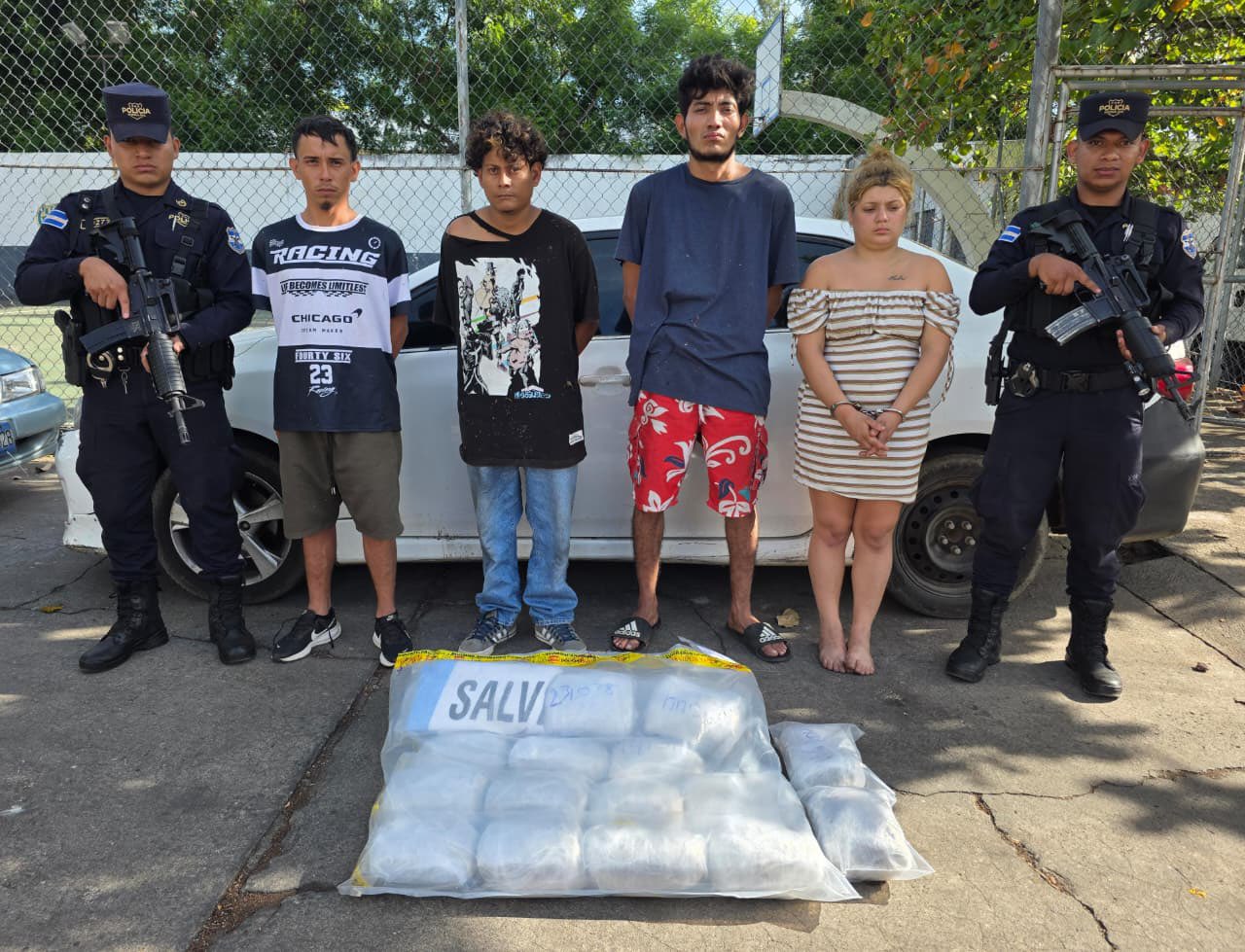 La PNC captura en Usulután a un conductor reportado como desaparecido junto a 3 personas más por tráfico de marihuana y agrupaciones ilícitas en la carretera Litoral. Foto: PNCSV.
