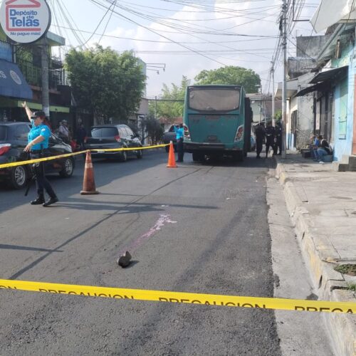 Un hombre de aproximadamente 50 años falleció tras quedar atrapado en el cardán de un microbús de la ruta 23 en el centro de Mejicanos. Autoridades investigan las causas del trágico incidente. Foto: PNC.