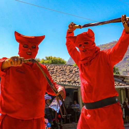 En Texistepeque, los Talcigüines reviven cada Lunes Santo un ritual único: azotes con cuero para purificar el alma. Una tradición que mezcla fe, dolor y cultura salvadoreña. Foto: Secretaría de Cultura.