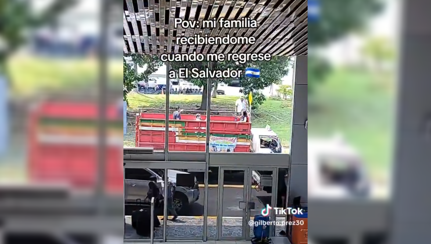 Una familia salvadoreña se volvió viral tras llegar al aeropuerto en un camión para recibir a un ser querido. ¡El amor no cabe en un solo carro! #ElSalvador. Foto: Redes sociales.