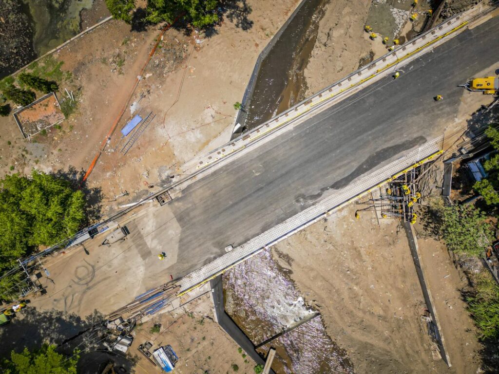 El nuevo puente de Villa Lourdes, en La Libertad, entra en su etapa final. La obra de 28 metros beneficiará a más de 10,000 familias y evitará inundaciones en la zona. Foto: MOP.
