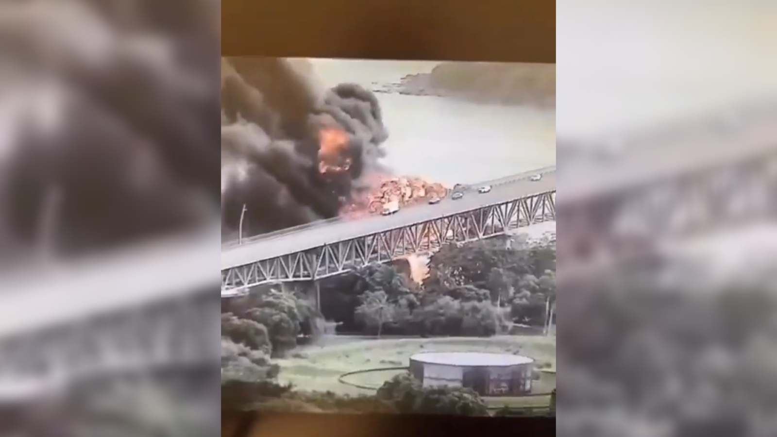 Un muerto y cuatro heridos tras una explosión masiva en el Puente de las Américas, Panamá. Imágenes captan el impacto y el fuego voraz en la vía. Foto: Cortesía.