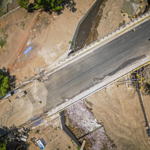 El nuevo puente de Villa Lourdes, en La Libertad, entra en su etapa final. La obra de 28 metros beneficiará a más de 10,000 familias y evitará inundaciones en la zona. Foto: MOP.