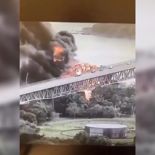 Un muerto y cuatro heridos tras una explosión masiva en el Puente de las Américas, Panamá. Imágenes captan el impacto y el fuego voraz en la vía. Foto: Cortesía.