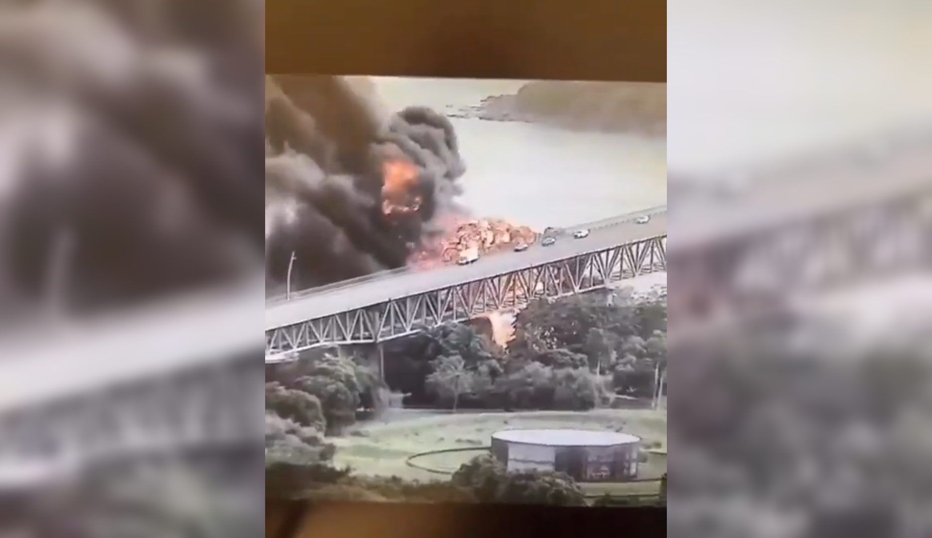 Un muerto y cuatro heridos tras una explosión masiva en el Puente de las Américas, Panamá. Imágenes captan el impacto y el fuego voraz en la vía. Foto: Cortesía.