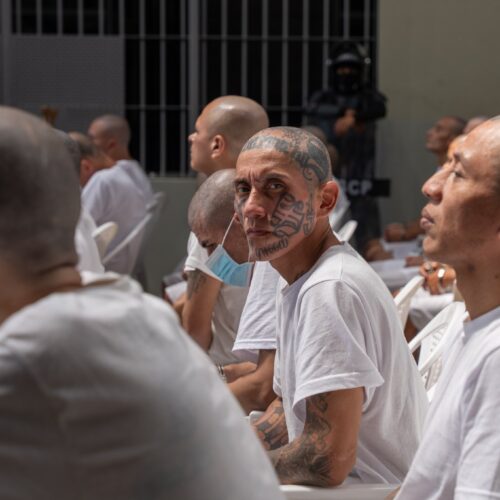 La Fiscalía General de la República procesa a 486 cabecillas de la MS-13 por más de 9,000 delitos, incluyendo el asesinato de 80 agentes policiales y ataques terroristas. Un hito en la lucha contra el crimen organizado. Foto: FGR_SV.
