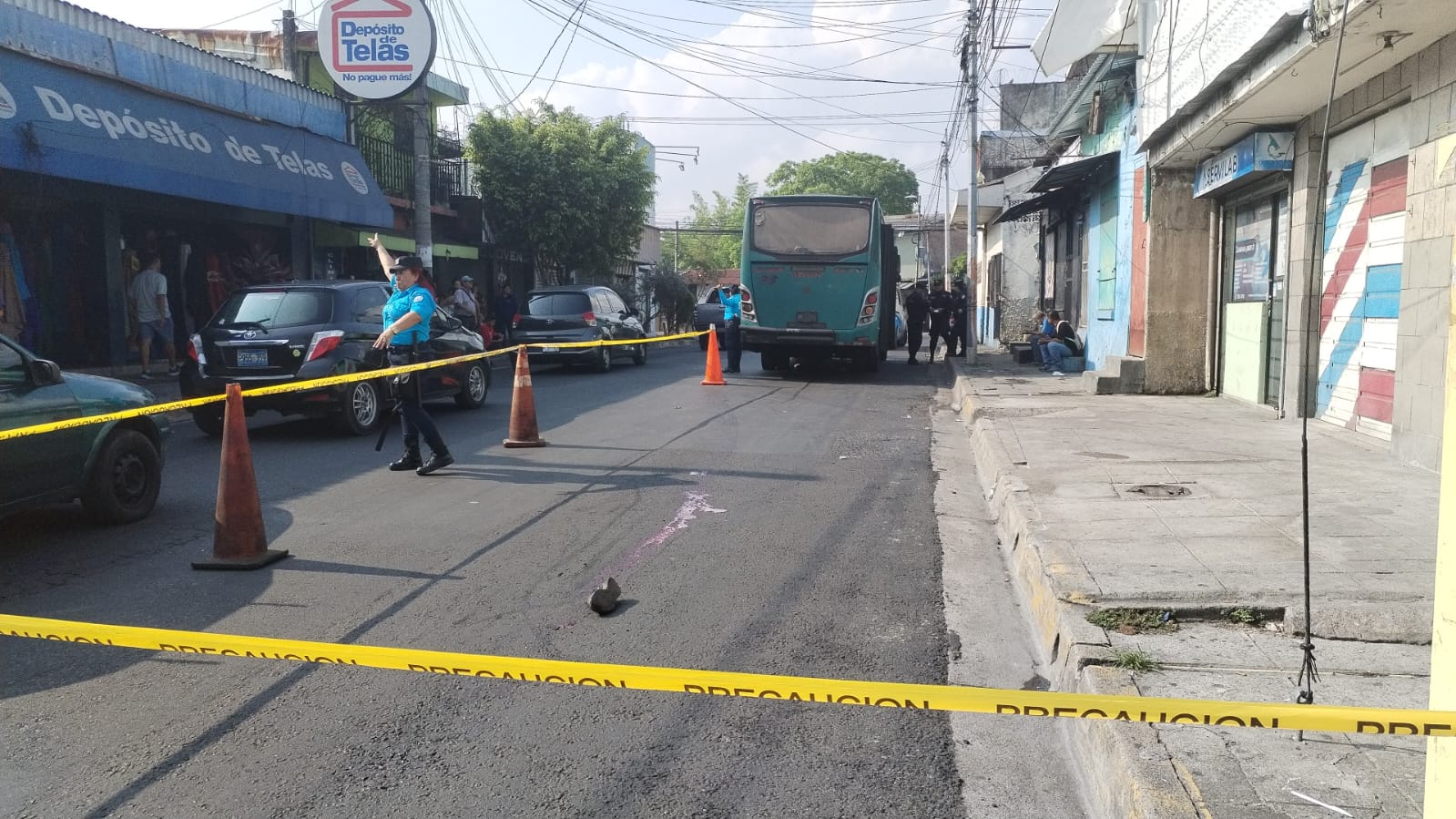 Un hombre de aproximadamente 50 años falleció tras quedar atrapado en el cardán de un microbús de la ruta 23 en el centro de Mejicanos. Autoridades investigan las causas del trágico incidente. Foto: PNC.