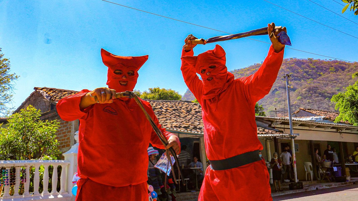 En Texistepeque, los Talcigüines reviven cada Lunes Santo un ritual único: azotes con cuero para purificar el alma. Una tradición que mezcla fe, dolor y cultura salvadoreña. Foto: Secretaría de Cultura.