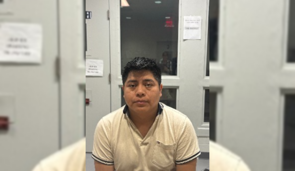 Agentes del ICE arrestaron en Washington D.C. a Roni Méndez-Escobar, ciudadano de Guatemala, por cargos federales de abuso sexual infantil. Había sido liberado en Virginia pese a advertencias previas. Foto: ICE.