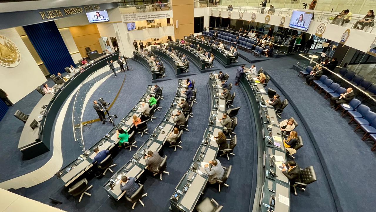 El Salvador aprueba una guía técnica para unificar criterios en la deducción de gastos en el Impuesto sobre la Renta y fortalecer la seguridad jurídica para contribuyentes. Foto: AsambleaSV