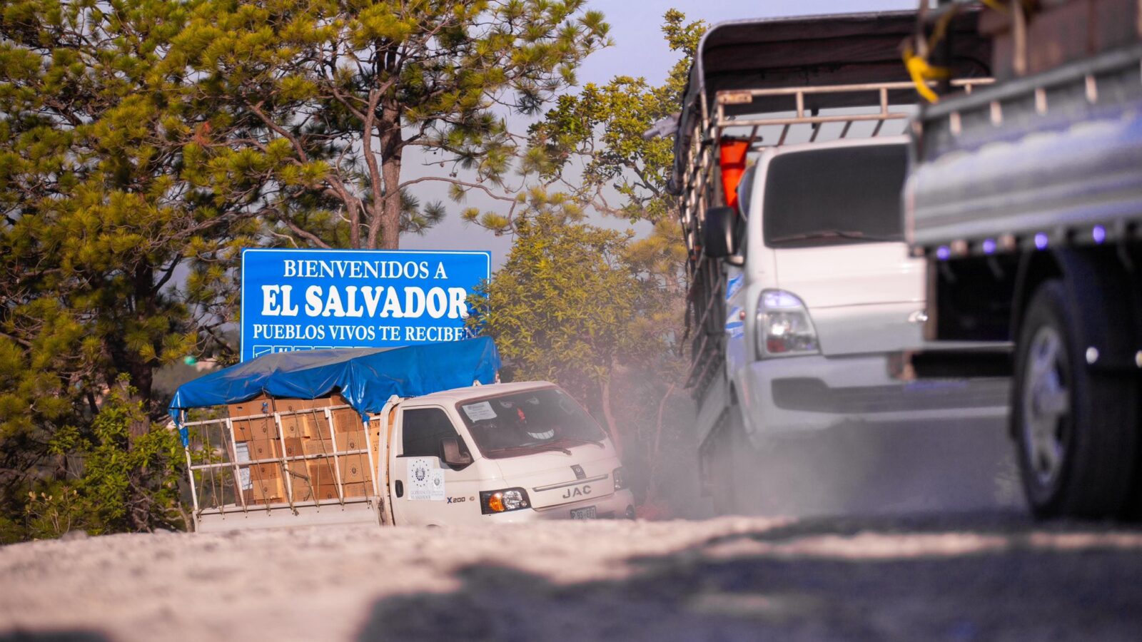 El Gobierno salvadoreño no pudo entregar los paquetes escolares a niños con doble nacionalidad debido al bloqueo de las autoridades hondureñas en la frontera. Foto: Ministerio de Educación.