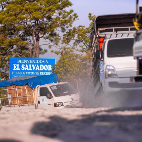 El Gobierno salvadoreño no pudo entregar los paquetes escolares a niños con doble nacionalidad debido al bloqueo de las autoridades hondureñas en la frontera. Foto: Ministerio de Educación.