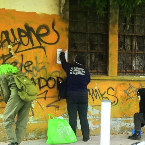Asistentes a la marcha del 1 de mayo fueron señalados por actos de vandalismo tras manchar paredes y agredir verbalmente a comunicadores en San Salvador. Foto: Cortesía.