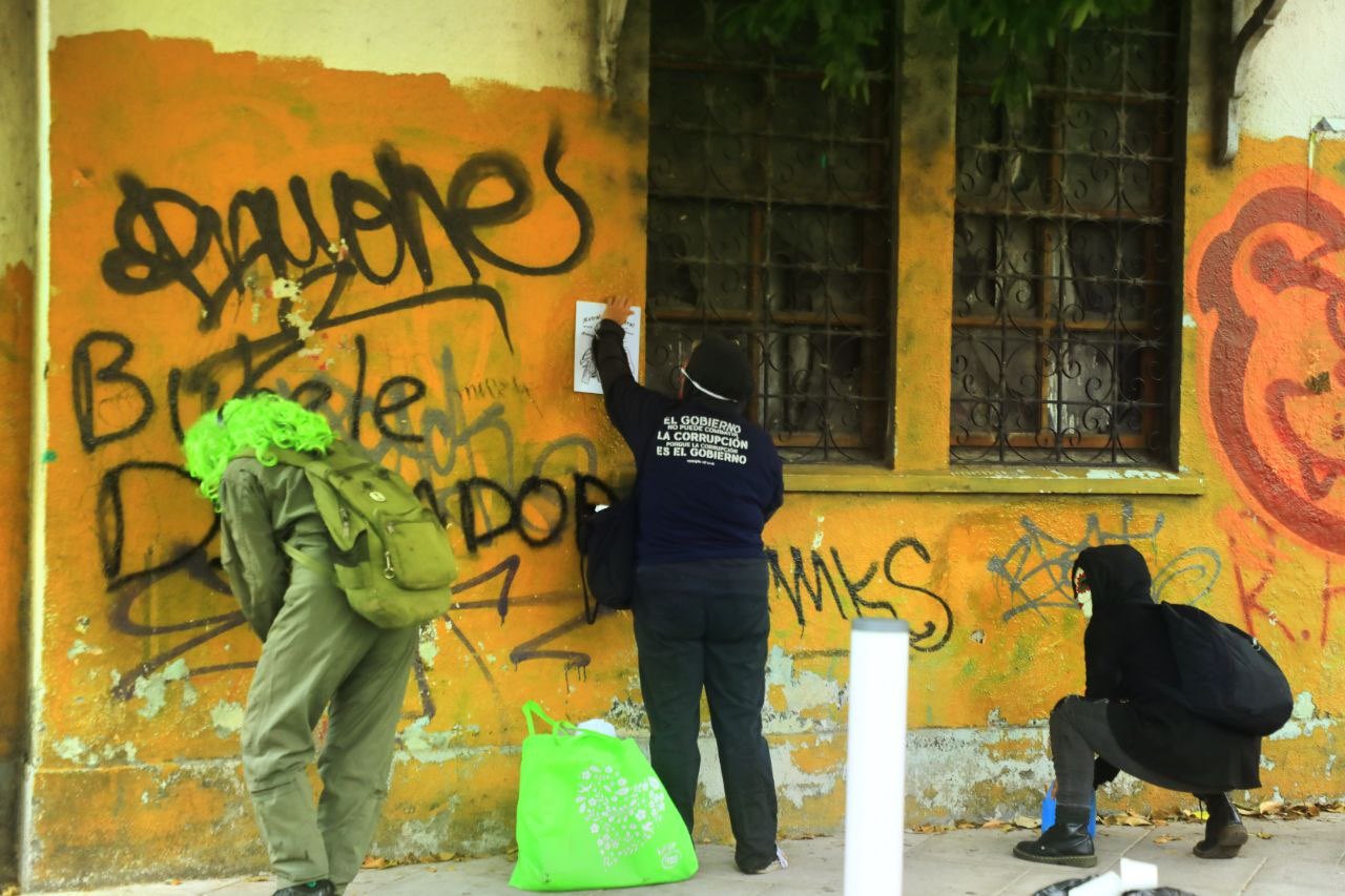 Asistentes a la marcha del 1 de mayo fueron señalados por actos de vandalismo tras manchar paredes y agredir verbalmente a comunicadores en San Salvador. Foto: Cortesía.