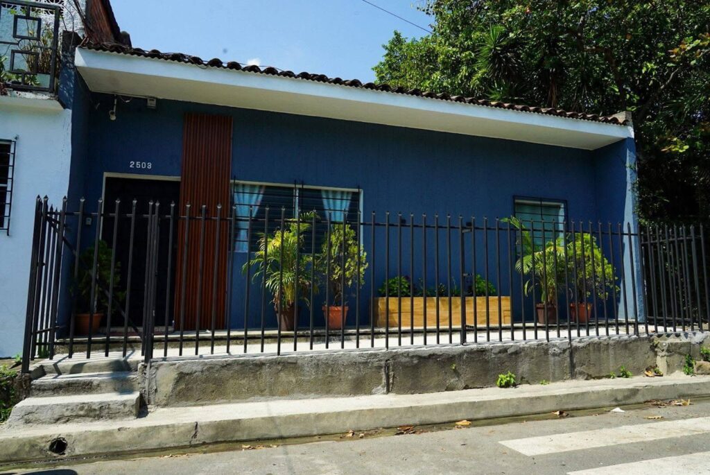 El CAM de San Salvador desmontó una estructura metálica en la colonia Luz que impedía el libre tránsito peatonal en la 24 calle Poniente. Foto: Alcaldía de San Salvador.
