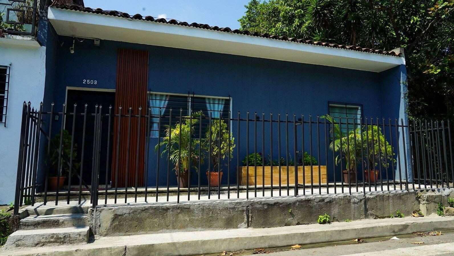 El CAM de San Salvador desmontó una estructura metálica en la colonia Luz que impedía el libre tránsito peatonal en la 24 calle Poniente. Foto: Alcaldía de San Salvador.
