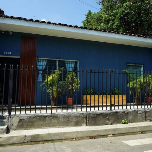 El CAM de San Salvador desmontó una estructura metálica en la colonia Luz que impedía el libre tránsito peatonal en la 24 calle Poniente. Foto: Alcaldía de San Salvador.