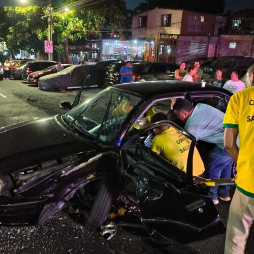 Un vehículo sedán a excesiva velocidad impactó en las cercanías del Estadio Cuscatlán, dejando al menos dos mujeres heridas y trasladadas de urgencia. Comandos de Salvamento atendió la emergencia. Foto: Comandos de Salvamento.