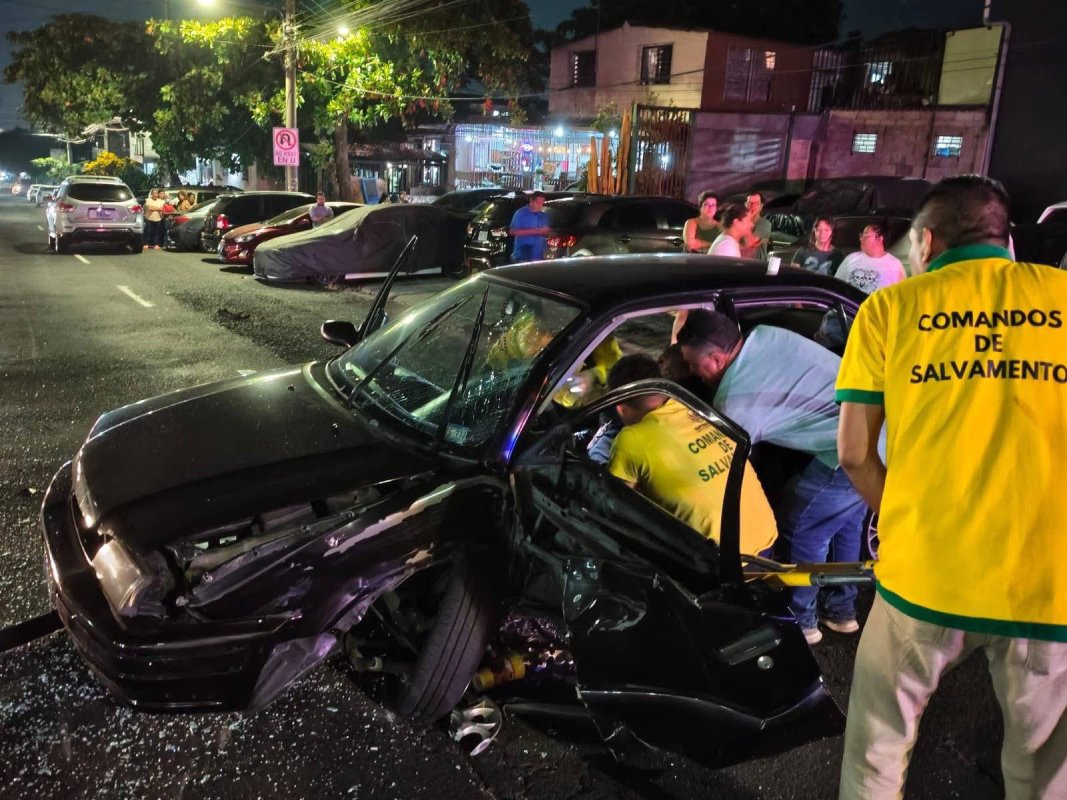 Un vehículo sedán a excesiva velocidad impactó en las cercanías del Estadio Cuscatlán, dejando al menos dos mujeres heridas y trasladadas de urgencia. Comandos de Salvamento atendió la emergencia. Foto: Comandos de Salvamento.
