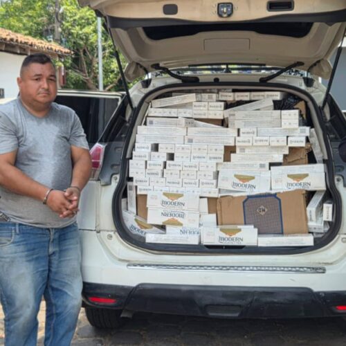 William Alfredo Trejo Ramos fue interceptado en la carretera a San Luis La Reina con un cargamento de 30 cajas de mercadería ilícita. La PNC decomisó el contrabando durante un control rutinario. Foto: PNCSV.