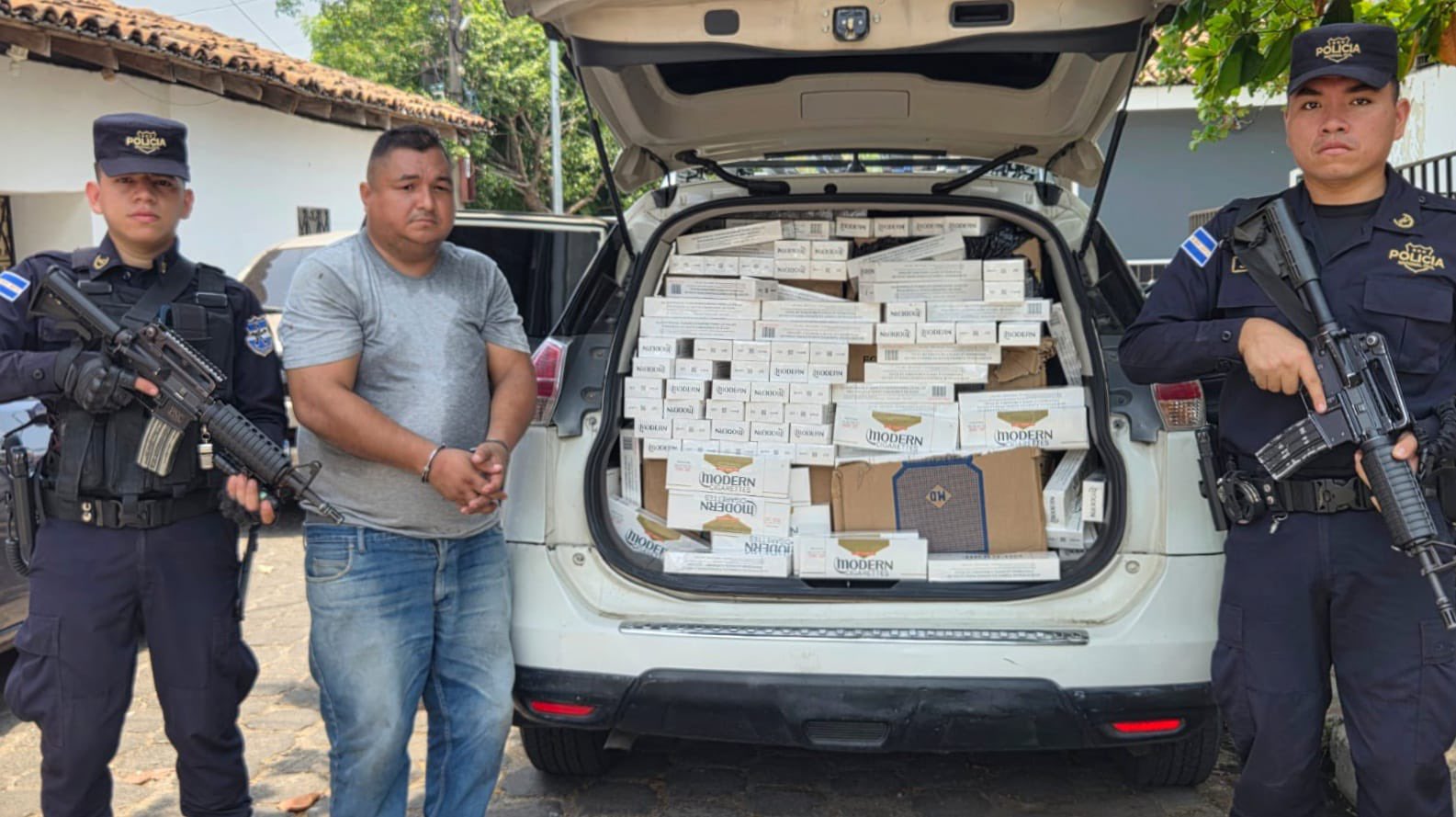 William Alfredo Trejo Ramos fue interceptado en la carretera a San Luis La Reina con un cargamento de 30 cajas de mercadería ilícita. La PNC decomisó el contrabando durante un control rutinario. Foto: PNCSV.