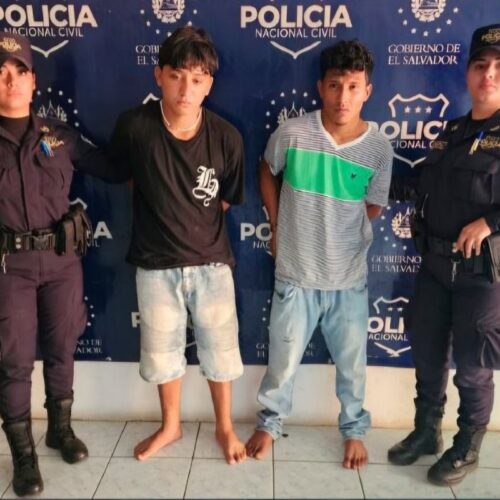 La PNC detuvo a dos sujetos de 18 y 19 años tras intentar huir durante un patrullaje preventivo en la residencial La Sevilla, San Miguel. Incautaron marihuana, cocaína y dinero. Foto: PNCSV.