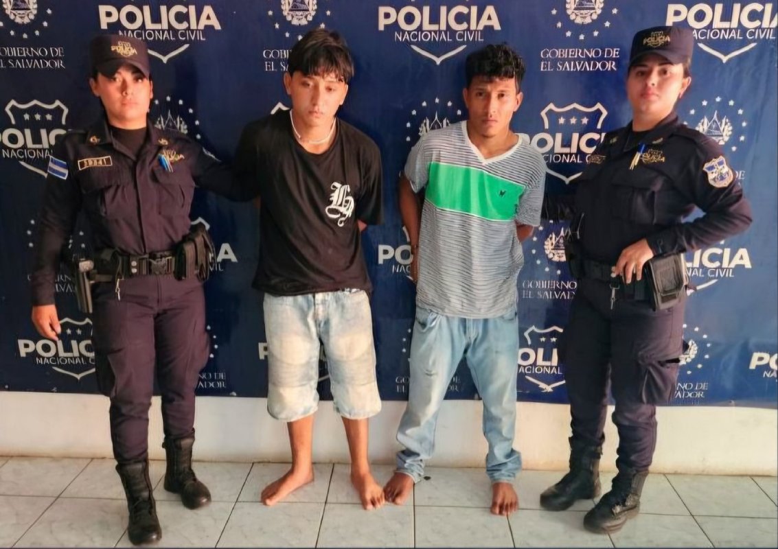 La PNC detuvo a dos sujetos de 18 y 19 años tras intentar huir durante un patrullaje preventivo en la residencial La Sevilla, San Miguel. Incautaron marihuana, cocaína y dinero. Foto: PNCSV.