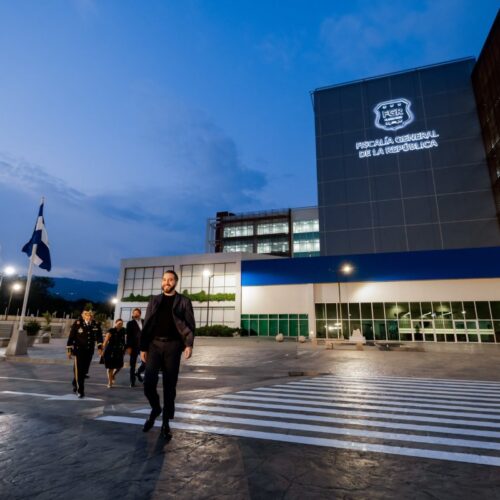 El mandatario salvadoreño enfatizó la urgencia de endurecer las medidas de seguridad contra cualquier tipo de delincuencia para erradicar delitos menores que afecten a la población. Foto: Secretaría de Prensa.