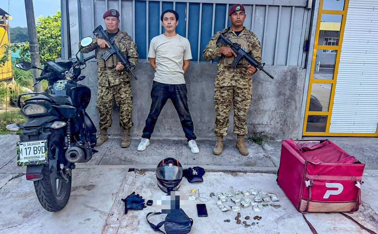 Jonathan Adonay Batres Cruz fue ubicado por las autoridades en el reparto La Campanera, en Soyapango, mientras conducía una motocicleta con porciones de droga. Foto: PNCSV.