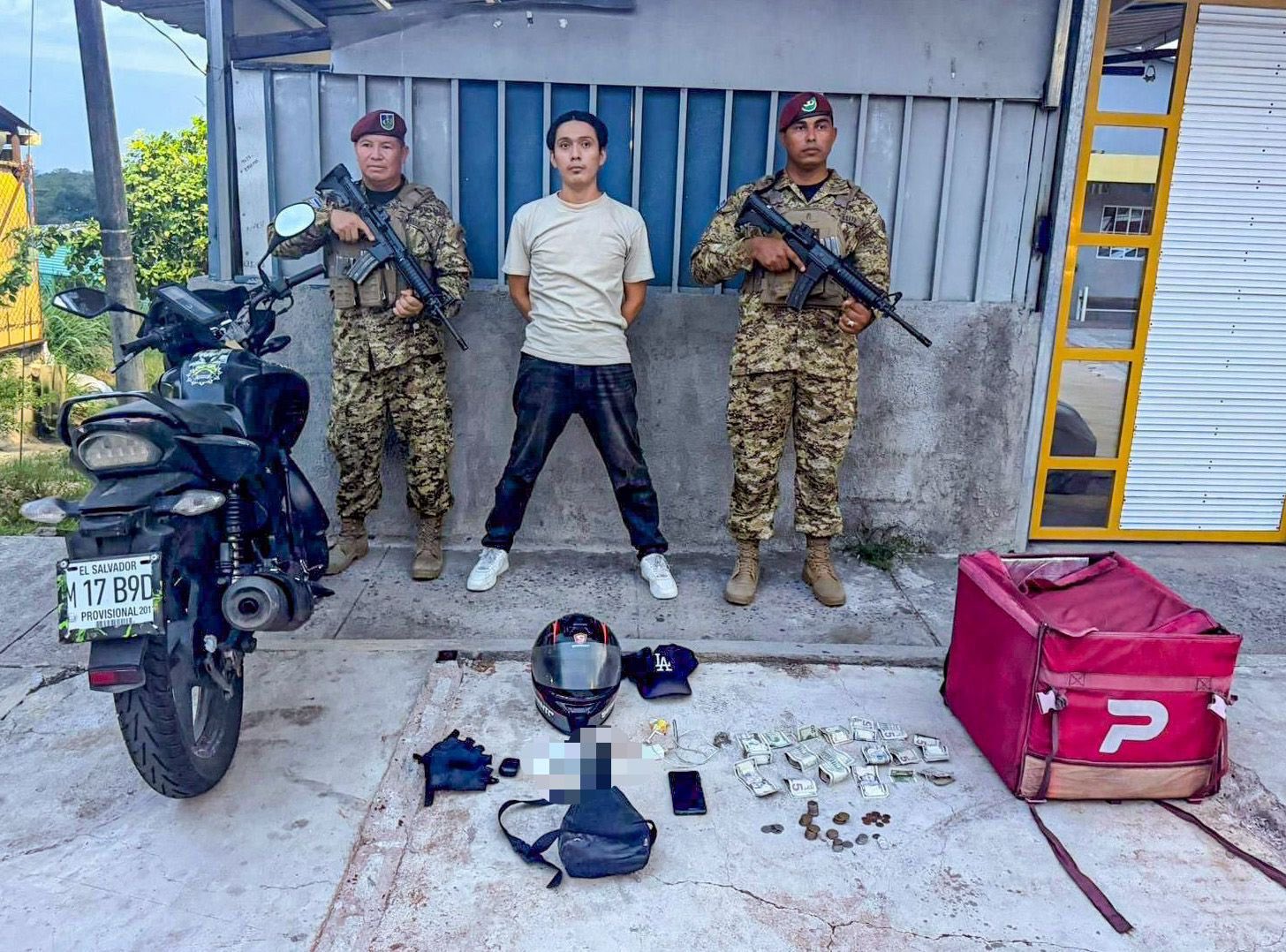 Jonathan Adonay Batres Cruz fue ubicado por las autoridades en el reparto La Campanera, en Soyapango, mientras conducía una motocicleta con porciones de droga. Foto: PNCSV.